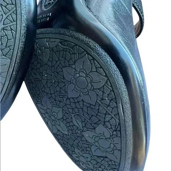 Sofft Black MARY JANES Size 7.5 Narrow!! Crease in leather at the toe Left shoe. - Picture 10 of 11